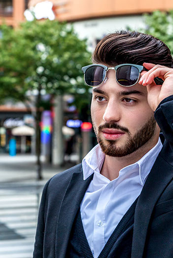 Hautbildverfeinerung, Betonen der Person und Entfernung störender Elemente. Evren steht auf dem Potsdamer Platz. Bäume im Hintergrund. 