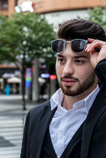 Erven Business Shooting am Potsdamer Platz. Erven hebt seine Sonnenbrille und schaut in die ferne. Vor der Bildbearbeitung.