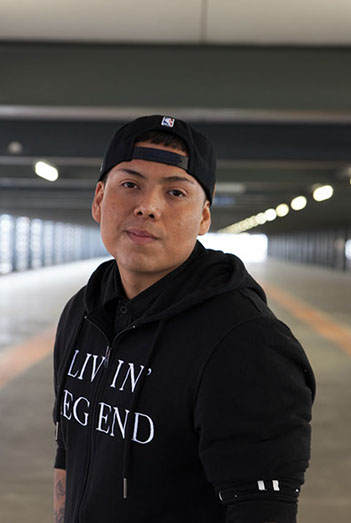 Shooting mit Ermi im Parkhaus. Person steht im Parkhaus und schaut in die Kamera. Die Fluchtpunktlinie treffen sich in der Person