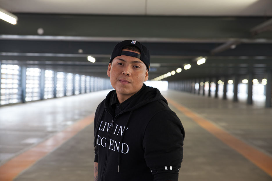 Shooting mit Ermi im Parkhaus. Person steht im Parkhaus und schaut in die Kamera. Die Fluchtpunktlinie treffen sich in der Person