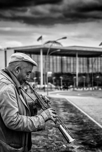 Musiker spielt sein Instrument in der Nähe des Bundestag