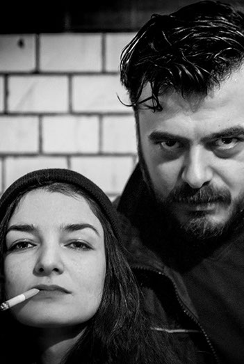 Cem und Chanel posieren auf dem Berlin Nachtflomarkt 